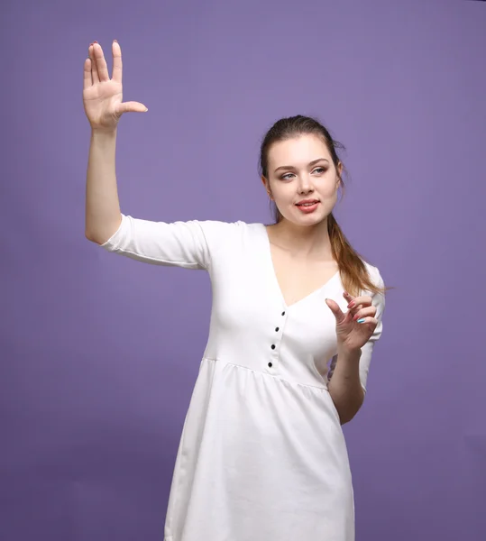 Chica joven trabajando con pantalla virtual — Foto de Stock