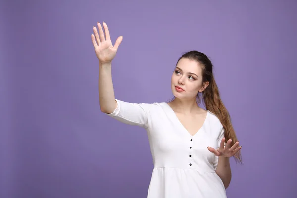 Chica joven trabajando con pantalla virtual — Foto de Stock