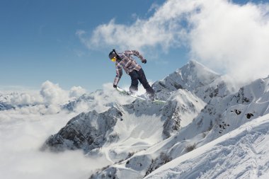 Dağlarda uçan snowboardcu. Sıra dışı spor.