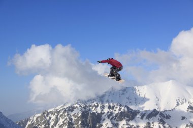 Dağlarda uçan snowboardcu. Sıra dışı spor.