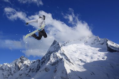 Dağlarda uçan snowboardcu. Sıra dışı spor.