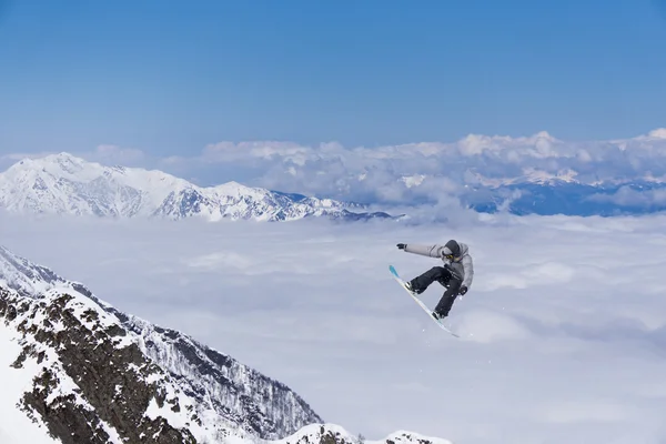 Летающий сноубордист в горах. Экстремальный спорт. — стоковое фото