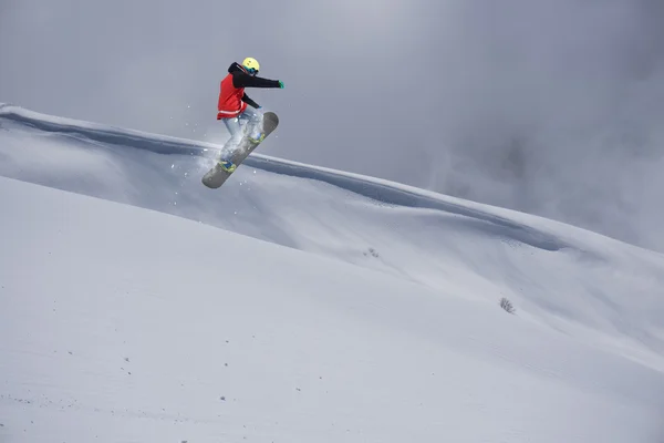 Ιπτάμενος snowboarder στα βουνά. Ακραίο άθλημα. — Φωτογραφία Αρχείου