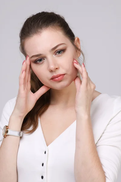 Schöne junge Frau mit Kopfschmerzen, die ihre Schläfen berühren — Stockfoto