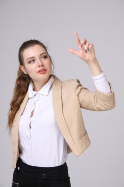 kadın sanal bir düğmeye basmadan