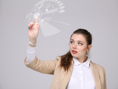 Geleceğin teknolojisi. Fütüristik arabirimiyle çalışan kadın