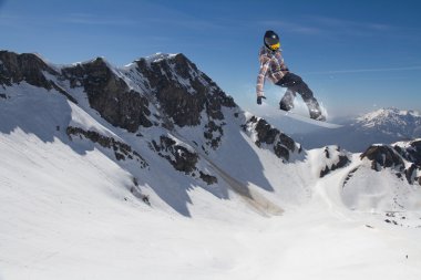 Dağlarda uçan snowboardcu. Sıra dışı spor.