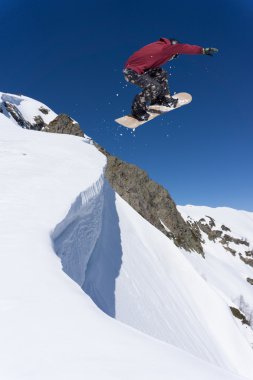 Dağlarda uçan snowboardcu. Sıra dışı spor.