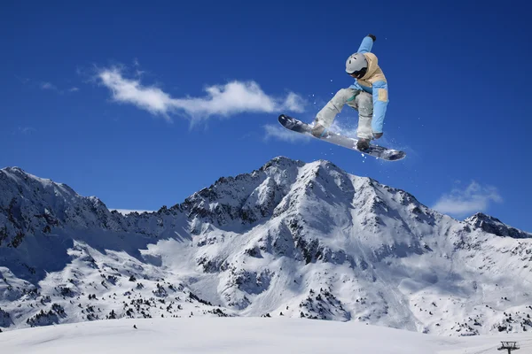 Snowboarder volante sulle montagne. Sport estremi. — Foto Stock