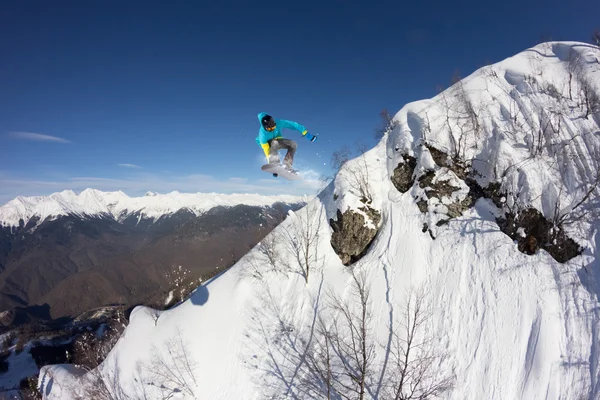 Volando snowboarder en las montañas. Deporte extremo. —  Fotos de Stock