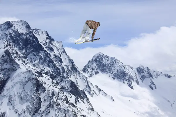 山上的飞行滑雪。极限滑雪运动的兴起. — 图库照片