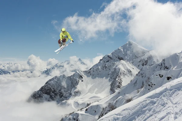 Fliegender Skifahrer auf den Bergen. Extremsport. — Stockfoto