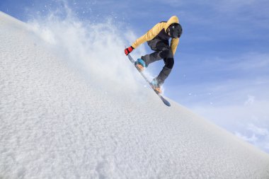 Dağlarda uçan snowboardcu. Sıra dışı spor.