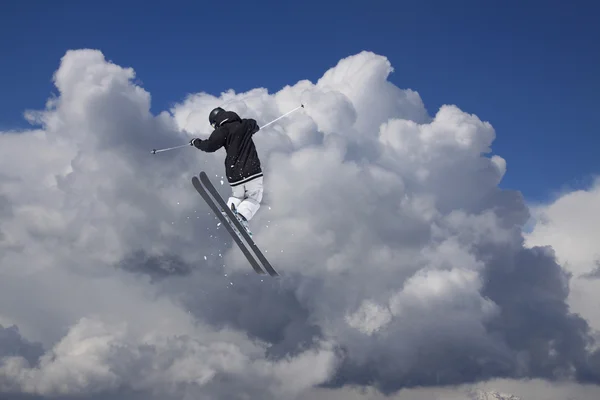 Esquiador volador en las montañas. Deportes de esquí extremo . — Foto de Stock