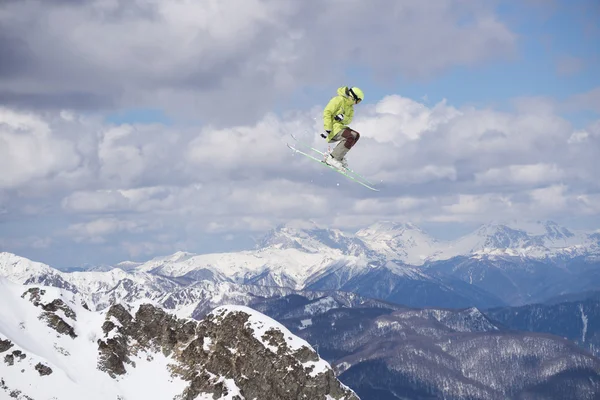 Skieur volant sur les montagnes. Sport de ski extrême . — Photo