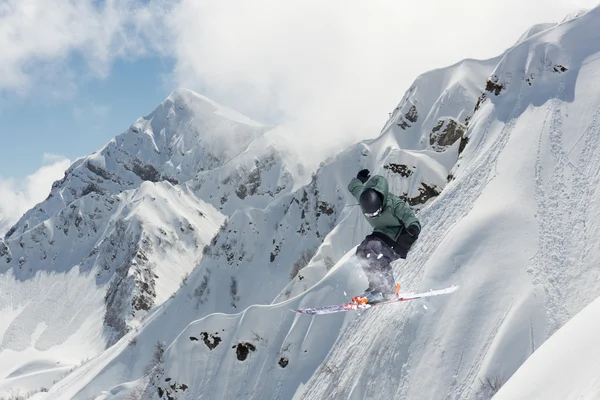 Flygande skidåkare på berg. Extrem ski sport. — Stockfoto