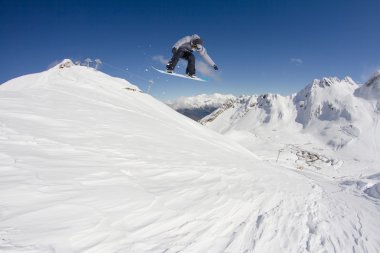 Dağlarda uçan snowboardcu. Sıra dışı spor.