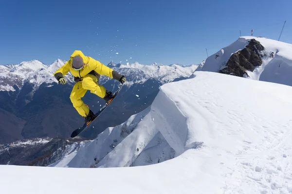 Volando snowboarder en las montañas. Deporte extremo. — Foto de Stock