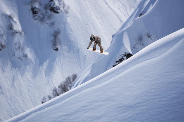 山の上を飛んでスノーボーダー。極端なスポーツ. — ストック写真