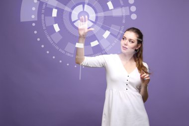 Geleceğin teknolojisi. Fütüristik arabirimiyle çalışan kadın