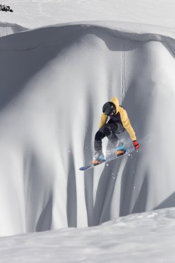 Dağlarda uçan snowboardcu. Sıra dışı spor.
