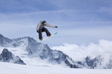 Dağlarda uçan snowboardcu. Sıra dışı spor.