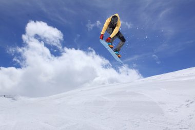 Dağlarda uçan snowboardcu. Sıra dışı spor.
