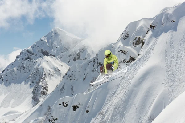 Vliegende skiër op de bergen. Extreme sport. — Stockfoto