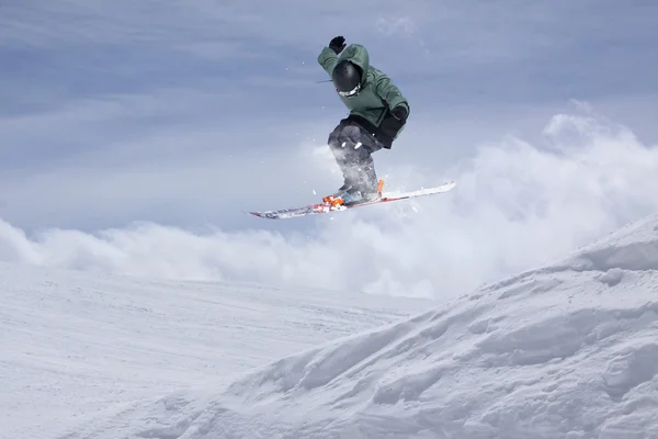 Vliegende skiër op de bergen. Extreme sport. — Stockfoto