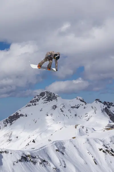 Vliegende snowboarder op de bergen. Extreme sport. — Stockfoto