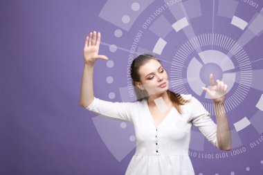 Geleceğin teknolojisi. Fütüristik arabirimiyle çalışan kadın