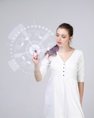 Geleceğin teknolojisi. Fütüristik arabirimiyle çalışan kadın