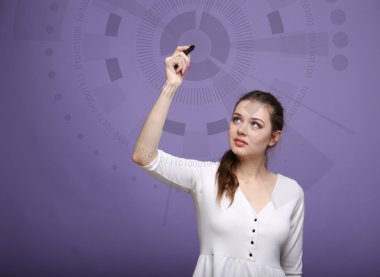 Geleceğin teknolojisi. Fütüristik arabirimiyle çalışan kadın