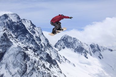 Dağlarda uçan snowboardcu. Sıra dışı spor.
