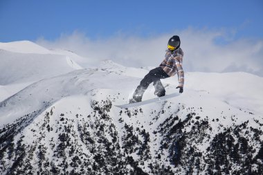 Dağlarda uçan snowboardcu. Sıra dışı spor.