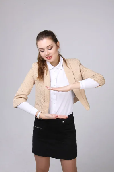 Vrouw met iets in handen — Stockfoto