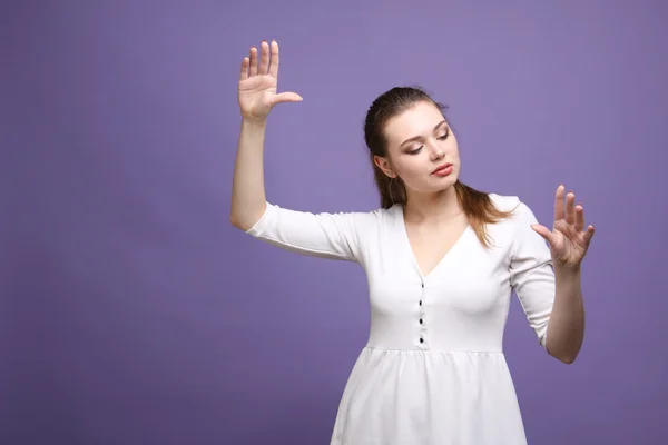 Giovane ragazza che lavora con schermo virtuale — Foto Stock