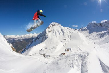 Dağlarda uçan snowboardcu. Sıra dışı spor.