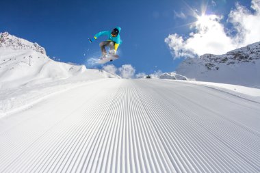 Dağlarda uçan snowboardcu. Sıra dışı spor.