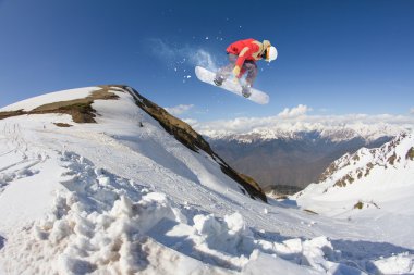 Dağlarda uçan snowboardcu. Sıra dışı spor.