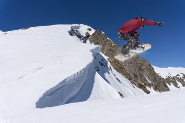 Dağlarda uçan snowboardcu. Sıra dışı spor.
