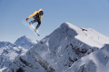 Dağlarda uçan snowboardcu. Sıra dışı spor.