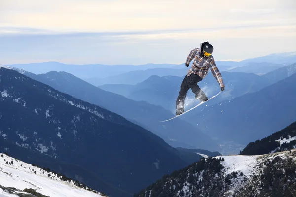 Vliegende snowboarder op de bergen. Extreme sport. — Stockfoto