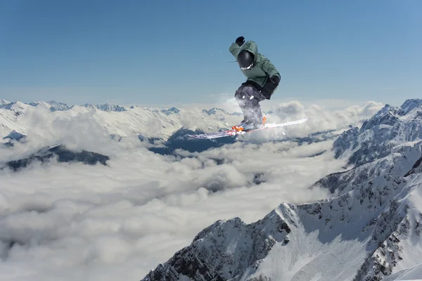 Vliegende skiër op de bergen. Extreme sport. — Stockfoto