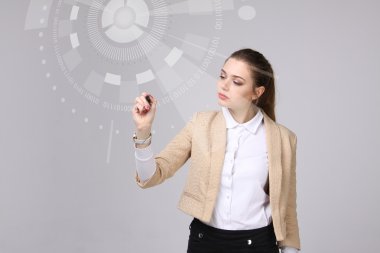 Geleceğin teknolojisi. Fütüristik arabirimiyle çalışan kadın