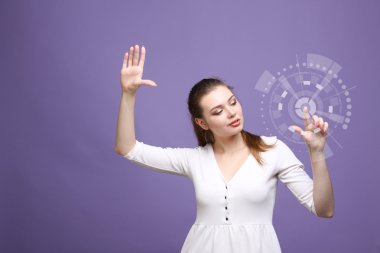 Geleceğin teknolojisi. Fütüristik arabirimiyle çalışan kadın