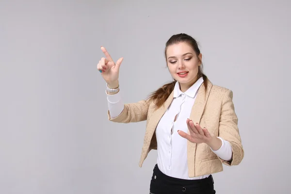 Frau drückt einen virtuellen Knopf — Stockfoto