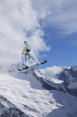 Dağlarda uçan snowboardcu. Sıra dışı spor.