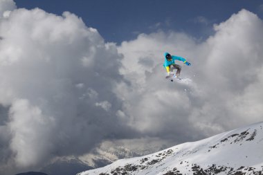 Dağlarda uçan snowboardcu. Sıra dışı spor.