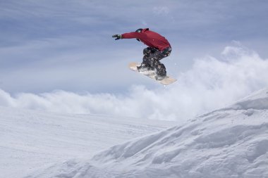 Dağlarda uçan snowboardcu. Sıra dışı spor.